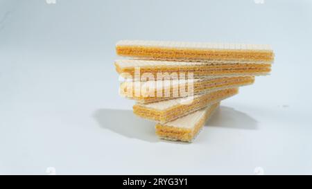 Käsewafer isoliert auf weißem Hintergrund Stockfoto