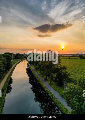 Farbenfroher und dramatischer Sonnenuntergang über dem Kanal Dessel Schoten Luftfoto, aufgenommen von einer Drohne in Rijkevorsel, kempen, Belgien, gezeigt Stockfoto