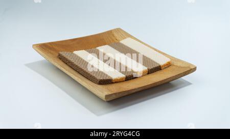 Käsescheiben und Schokoladenscheiben werden auf Holzplatten auf weißem Hintergrund serviert Stockfoto