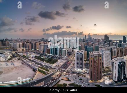 Blick aus der Vogelperspektive von Abu Dhabi bei Sonnenuntergang Stockfoto