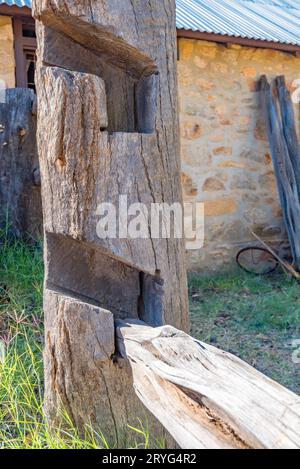 Ein altes Viehhof-Tor im Kolonialstil beim Overland Telegraph Office in der Nähe von Alice Springs mit geschnittenen Holzpfosten und Schienen Stockfoto