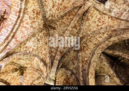 Avila, Spanien, 07.10.21. Kathedrale von Avila (Kathedrale des Erlösers) Innenansicht der gotischen Backsteingewölbe über dem Hauptschiff mit Säulen. Stockfoto