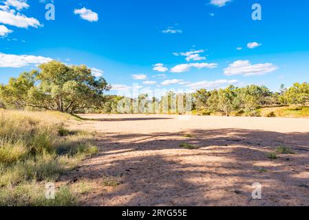 Der Todd River (Lhere Mparntwe) in der Nähe der alten Telegrafenstation in Alice Springs (Mparntwe) Northern Territory, Australien, ist zu 95 % des Jahres trocken Stockfoto