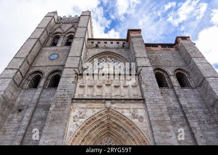 Kathedrale von Avila (Kathedrale des Erlösers) gotische Fassade mit geschnitzten, reich verzierten Bögen und Heiligen Reliefs, Avila, Spanien. Stockfoto