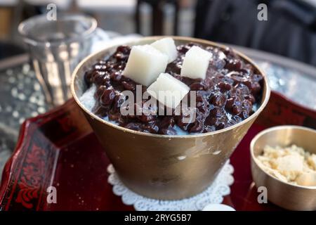 Rote Bohnen-Bingsu oder rasiertes Eis Stockfoto