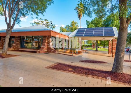 Das Alice Springs Town Council Civic Centre mit seiner modernistischen, rauen Ziegelfassade wurde 1980 eröffnet und 2006 umgebaut Stockfoto