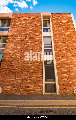 Ein Gebäude in Alice Springs (Mparntwe) Australien mit einer modernistischen rauen Ziegelfassade, ähnlich den Ziegeln, die im Town Council Civic Centre verwendet wurden Stockfoto