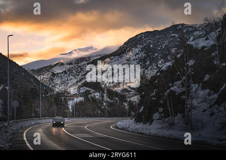 Auto auf der Straße nach El Tarter Dorf nach der Dämmerung, Andorra Stockfoto