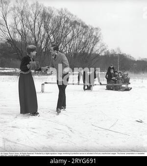 Vägen bis Klockrike. Schwedischer Spielfilm mit Drehbuch von Harry Martinson, basierend auf seinem gleichnamigen Roman. Hier ein Bild, das während der Aufnahme 1953 dort mit Kenne Fant und Elsa Prawitz aufgenommen wurde. Der Film wurde am 20. Juli 1953 im Grand Cinema in Stockholm uraufgeführt. Der Film spielt um die Jahrhundertwende 1800–1900, daher die historische Kleidung und Rodelbahn im Hintergrund. Kristoffersson ref BF52-12 Stockfoto