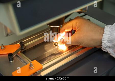 Eine Nahaufnahme der Produktion und Qualitätskontrolle der Innenteile von medizinischen Spritzen Stockfoto