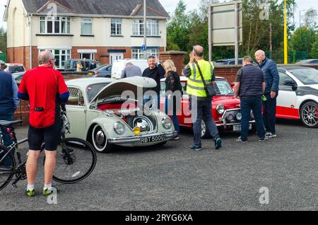 Carryduff, County Down Northern Ireland 23. September 2023 - Volkswagen Beetle wird bei einer örtlichen Oldtimer-Show von Menschen bewundert Stockfoto