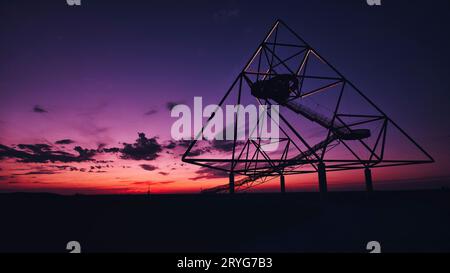 Aussichtsplattform Tetraeder Bottrop in Bottrop bei Sonnenuntergang. Stockfoto