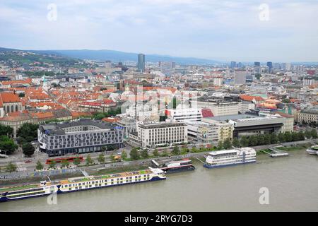 Blick auf Bratislava vom UFO-Restaurant der Donaubruecke, links im Bild parkinn-Hotel am Donauufer *** Blick auf Bratislava vom UFO-Restaurant auf der Donaubrücke, links Parkinhotel am Donauufer Kredit: Imago/Alamy Live News Stockfoto