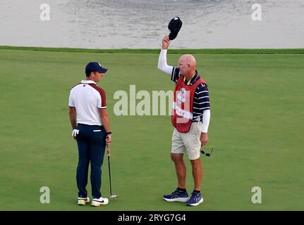 Rory McIlroy aus dem Team Europe streitet am 18. Tag mit Joe LaCava, dem Caddie des US-amerikanischen Patrick Cantlay, während der Vierbälle am zweiten Tag des 44. Ryder Cup im Marco Simone Golf and Country Club in Rom, Italien. Bilddatum: Samstag, 30. September 2023. Stockfoto