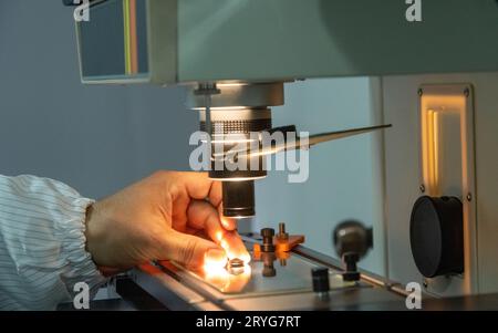 Eine Nahaufnahme der Produktion und Qualitätskontrolle der Innenteile von medizinischen Spritzen Stockfoto