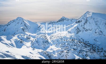 Schneebedeckte Berggipfel in den Pyrenäen, Andorra Stockfoto