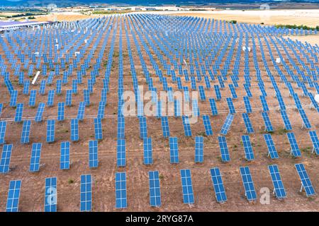 Luftaufnahme eines Solarkraftwerks und Solarenergiekollektoren in einem ländlichen Feld. Navarra, Spanien. Europa. Umweltkonzept. Stockfoto