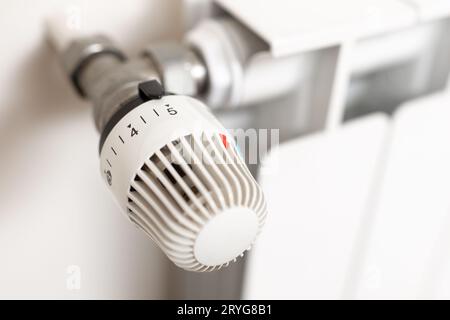 Nahaufnahme des Thermostats des Heizkörpers, der die maximale Temperatur anzeigt. Konzept der Abfälle und Ausgaben in der Heizung Stockfoto
