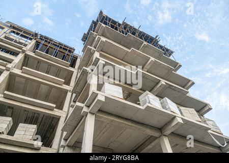 Eine Low-Angle-Aufnahme einer Baustelle mit neuer Gebäudeinfrastruktur Stockfoto