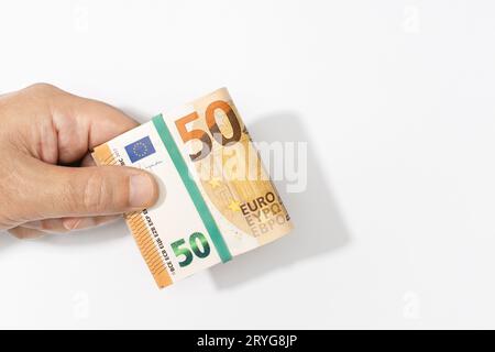 Hand mit gefalteten Euro-Banknoten auf weißem Hintergrund. Speicherplatz kopieren Stockfoto