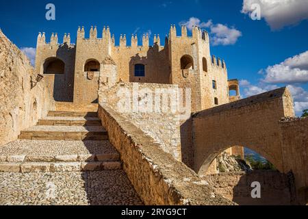 Allgemeiner Blick von unten auf das Schloss Vélez-Blanco, Almería, Andalusien, Spanien, bei schönem Tageslicht Stockfoto