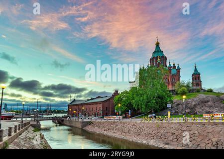 Helsinki Finnland, Skyline von Sonnenaufgang in der Uspenski-Kathedrale Stockfoto