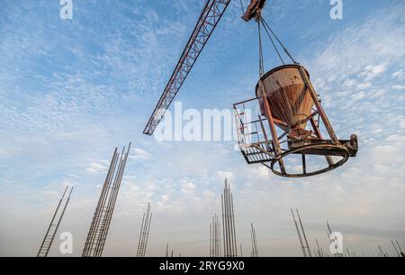 Eine Aufnahme eines Krans mit Ausrüstung auf einer Baustelle in der Nähe einer neuen Gebäudeinfrastruktur Stockfoto