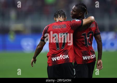 Milano, Italien. September 2023 30. Noah Okafor und Rafael Leao vom AC Mailand feiern, nachdem sie das Fußballspiel der Serie A zwischen AC Mailand und SS Lazio gewonnen haben. Dank: Marco Canoniero/Alamy Live News Stockfoto