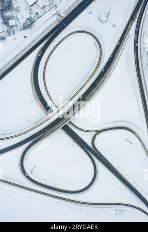 Luftaufnahme der Überführung oder Straßenkreuzung im Winter Stockfoto