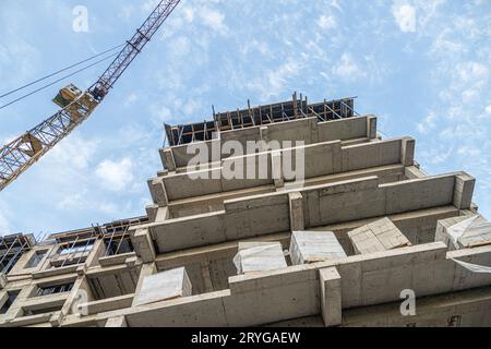 Eine Aufnahme eines Krans mit Ausrüstung auf einer Baustelle in der Nähe einer neuen Gebäudeinfrastruktur Stockfoto