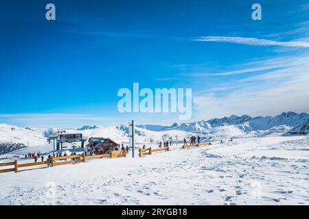 Skifahrer und Snowboarder machen sich bereit für eine Piste in der Nähe des Skilifts, Andorra Stockfoto