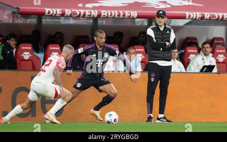 Leipzig, Deutschland. September 2023 30. Fußball: Bundesliga, RB Leipzig - Bayern München, 6. Spieltag, Red Bull Arena. Bayern-Trainer Thomas Tuchel (von rechts) beobachtet eine Spieleszene zwischen Leroy Sané aus Bayern und David Raum aus Leipzig am Spielfeldrand. Kredit: Hendrik Schmidt/dpa - WICHTIGER HINWEIS: gemäß den Anforderungen der DFL Deutsche Fußball Liga und des DFB Deutscher Fußball-Bund ist es untersagt, im Stadion und/oder im Spiel aufgenommene Fotografien in Form von Sequenzbildern und/oder videoähnlichen Fotoserien zu nutzen oder nutzen zu lassen./dpa/Alamy Live News Stockfoto