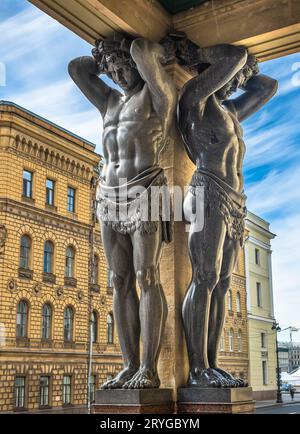 Granitatlanten am Eingang des Neuen Hermitage Museums, St. Petersburg, Russland Stockfoto