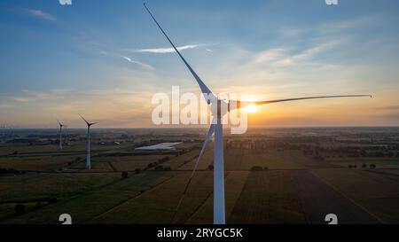 Wunderschöne Windturbine auf dem Land in der Zeit des Sonnenuntergangs Hintergrund. Windturbinen Windmill Power Farm. Carratraca auf dem Stockfoto