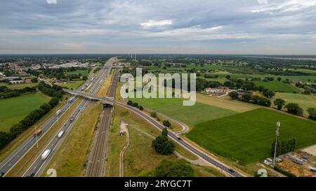 Brecht, Belgien, 6. Juli 2022, Panoramablick über die Drohne auf den Windpark oder Windpark, mit hohen Windturbinen für die Generatio Stockfoto