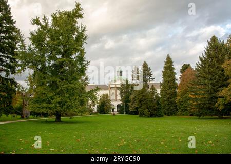 Herrenhaus und Schloss im klassizistischen Stil im Topolcianky-Park. Slowakei. Stockfoto