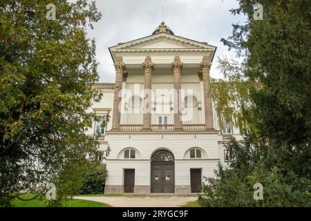 Herrenhaus und Schloss im klassizistischen Stil im Topolcianky-Park. Slowakei. Stockfoto