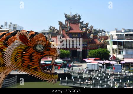Nahaufnahme des Drachentigers auf einem Tempel am Lotussee in Kaohsiung, Taiwan Stockfoto