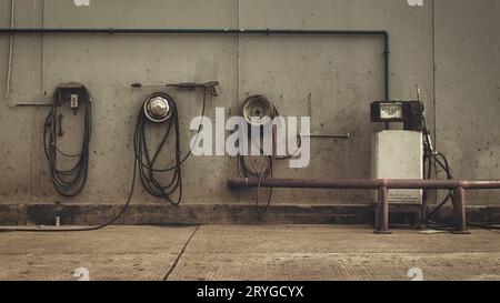 Alte Retro-Tankstelle mit Dieselpumpe Stockfoto