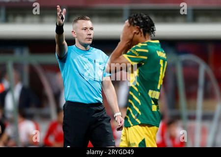 Maastricht, Niederlande. September 2023 29. Schiedsrichter Martijn Vos während des Keuken Kampioen Divisie-Spiels zwischen MVV und ADO den Haag am 29. September 2023 in Maastricht, Niederlande Credit: dpa/Alamy Live News Stockfoto