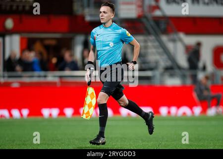 Maastricht, Niederlande. September 2023 29. Assistent Schiedsrichter Maarten Bolwerk während des Keuken Kampioen Divisie Matches zwischen MVV und ADO den Haag am 29. September 2023 in Maastricht, Niederlande Credit: dpa/Alamy Live News Stockfoto