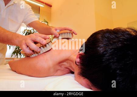 Bürsten bei der Massage verwenden Stockfoto