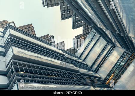 Abu Dhabi, VAE - 10. April 2013: Futuristische Architektur der Stadt Masdar. Nachhaltige Umwelt, Solarenergieprojekt. Stockfoto