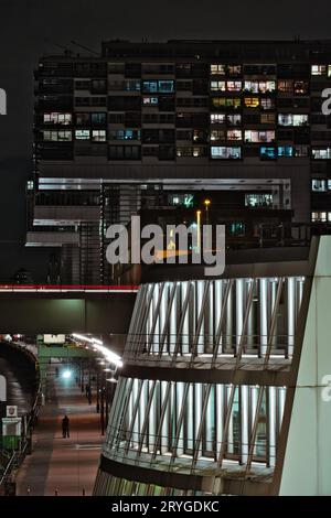 Schokoladenmuseum mit den Kranhäusern und Glaspalast in Köln Stockfoto