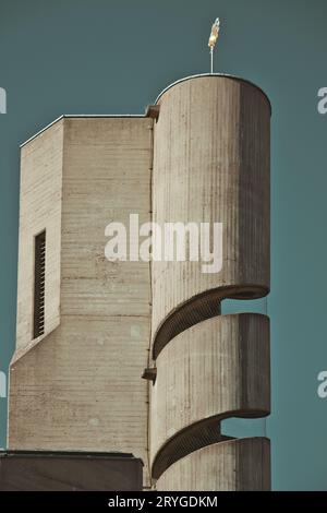 Vertikale Aufnahme eines Kirchturms mit einer Wendeltreppe Stockfoto
