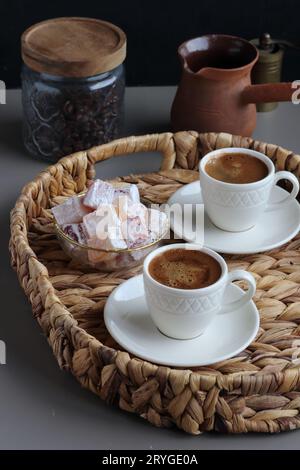 Türkischer Kaffee und türkischer Leckerbissen auf einem Tablett Stockfoto