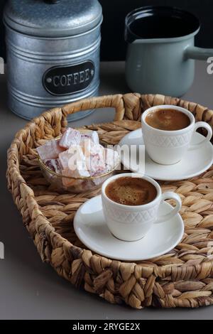 Türkischer Kaffee und türkischer Leckerbissen auf einem Tablett Stockfoto