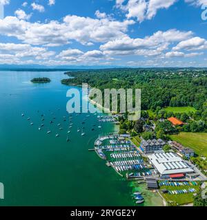 Wunderschöner Blick auf den Starnberger See in Oberbayern bei Possenhofen mit Schloss Sissi Stockfoto