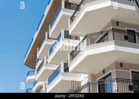 Teil einer modernen Wohnwohnung außerhalb eines Apartmentgebäudes. Detail eines neuen Luxuswohnheims und Wohnkomplexes. Stockfoto