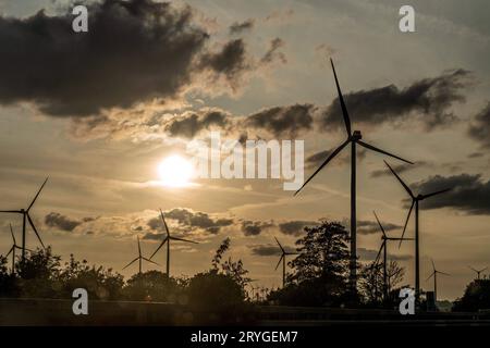 Windpark Sintfeld, Windräder vor Abendhimmel, Kreis Paderborn, Oktober 2023 Deutschland, Kreis Paderborn, Oktober 2023, Windpark Sintfeld, einer der größten deutschen Windparks, liegt zwischen Bad Wünnenberg und Meerhof, Blick von der A44 auf die Windkraftanlagen, Abendhimmel, Wolken, Windkraft, Windenergie, Windenergieanlage, erneuerbare Energien, Stromerzeugung, NRW, Nordrhein-Westfalen, *** Windpark Sintfeld, Windturbinen vor Abendhimmel, Bezirk Paderborn, Oktober 2023 Deutschland, Bezirk Paderborn, Oktober 2023, der Windpark Sintfeld, einer der größten deutschen Windparks, befindet sich in b Stockfoto